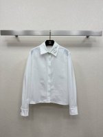 25Ss Chane 早春新品 法式优雅衬衫 随意塑造各种风格穿搭 领口珠片双C设计 定制面料双C 印花 气质白富美超级减龄神器 版型剪裁上身随性优雅 本季必入