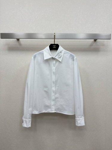 25Ss Chane 早春新品 法式优雅衬衫 随意塑造各种风格穿搭 领口珠片双C设计 定制面料双C 印花 气质白富美超级减龄神器 版型剪裁上身随性优雅 本季必入