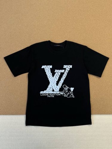 路易威登Louis Vuitton美式高街正面大Logo印花砌砖小人舒适百搭短袖T恤 男女同款 颜色：黑色 尺码：S-Xl 路易威登颠覆传统，将美式高街文化与品
