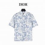 dior 迪奥 青花瓷风满印短袖衬衫 采用真丝面料，亲肤的同时衣服更也更显质感。男女同款全新美学灵感趣味设计,渠道性质精品。让整体造型设计更加优雅时尚，今夏最火