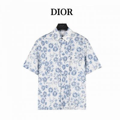 dior 迪奥 青花瓷风满印短袖衬衫 采用真丝面料，亲肤的同时衣服更也更显质感。男女同款全新美学灵感趣味设计,渠道性质精品。让整体造型设计更加优雅时尚，今夏最火