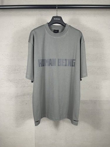 实拍图 顶级版本.官网品质 Balenci*Ga 巴黎.Ss25最新款，正面以Human Being艺术鬼裂印花做旧磨烂短袖T恤.砖柜同步.第一时间正品研制，欢