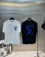 驴牌*25S新款潮牌T恤.男女同款！重工款推荐！采用260G纯棉面料.上身也是非常的舒适.胸前立体3D绣花工艺.品牌字母直击主题.后背搭配经典Lv字母绣花质感图