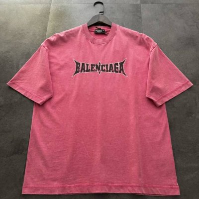 爆款推荐 Balenciaga巴黎世家2025新款炒雪花印花短袖T恤 原版面料高版本高品质 网红明星同款 棠红色搭配做旧的印花 炒雪花水洗工艺 局部磨破三针独特