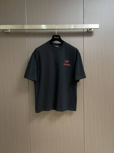 arcteryx 始祖鸟 2025Fw春夏新品圆领T恤，立体感半袖纯棉打底，手感面糯有骨感，柔而有韧性。工艺处理，韧性和抗皱性能得到大幅度提高。剪裁很到位，胸前