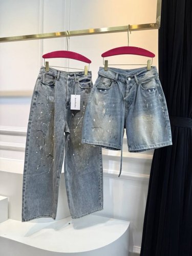 Acne Studios 25Ss泥染做旧破坏泼墨短裤 此款短裤采用宽松版型 中性风格 随附窄腰带 直筒裤腿 及膝裤长 选用黑色和浅蓝色水洗工艺原粗胚丹宁面料制