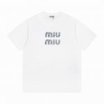 上新： 款号：B204 Miumiu谬谬新款25Ss经典字母图案Logo印花圆领短袖T恤 1面料采用260克纯棉双纱面料 柔软亲肤、透气性强，定位裁剪工艺Ove