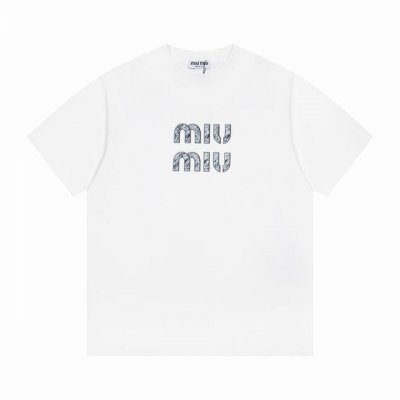 上新： 款号：B204 Miumiu谬谬新款25Ss经典字母图案Logo印花圆领短袖T恤 1面料采用260克纯棉双纱面料 柔软亲肤、透气性强，定位裁剪工艺Ove