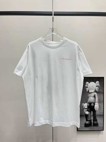 Givenchy丨纪梵希 25Ss 蛇年刺绣短袖 采用100%棉质面料，柔软透气，让你在夏日里尽享舒适。 正面是纪梵希首字母刺绣标志,背面是蛇形枝形吊灯刺绣图案