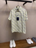 LV梯纹格印花短袖衬衫。纯棉质梭织面料、构筑全幅 Stairs 印花、后部褶裥、配有袢带纽扣前襟、标识印花后部标签、全套辅料配备 平纹织物色经白纬交织，形成轻微
