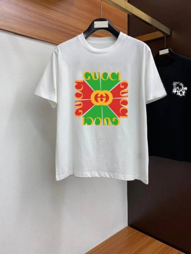古奇# 2025春夏新款首发专柜最新款短袖圆领T恤 高端订制 设计前卫时尚 品牌Logo重工艺设计 高端定制260克面料.手感柔软.穿着舒适.专柜级别精致车线.