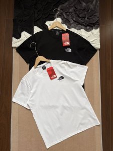 the North Face 北面 砖柜同步基础正反面刺绣Logo 短袖T恤 采用高品质纯棉面料，手感柔软细腻，亲肤透气，吸湿性佳，不易起球变形，带来全天候舒适
