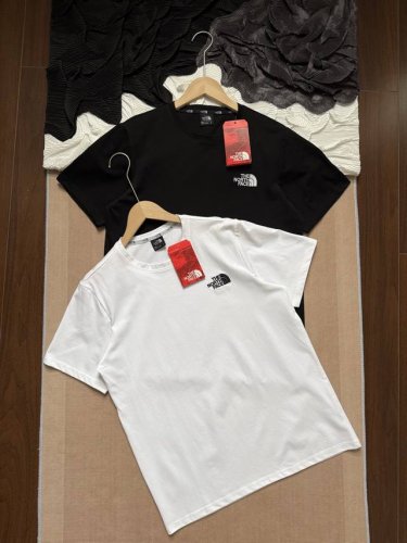 the North Face 北面 砖柜同步基础正反面刺绣Logo 短袖T恤 采用高品质纯棉面料，手感柔软细腻，亲肤透气，吸湿性佳，不易起球变形，带来全天候舒适