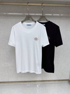 普拉达 2025Ss春夏最新款短袖T恤，手感柔软，穿着舒适，做工精细.上身效果无敌帅气，码数 M-3Xl