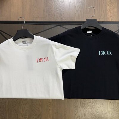 迪奥 Dior 2025 春夏季新款字母印花Logo短袖T恤 胸前采用品牌字母Logo搭配后背白玫瑰花形设计，搭配喷染工艺压印，个性十足，260股双纱300克重