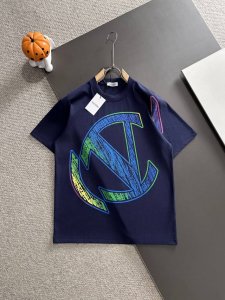 valentino华伦天奴* 2025春夏款上新 原高版本 华伦天奴 面料采用280克高密度纯棉 不变形 不缩水 工艺介绍：双线走位 采用半成品 彩色手绘印花