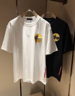 prad*A普*达2025春夏新款男女同款短袖T恤，最新款全网独家首上！！~既经典有时尚百搭，谁不爱啊，将经典再次展现，非常的耐看，自带低奢光环与辨识度！pr*