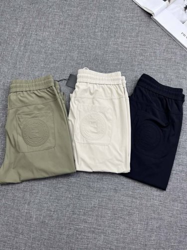 Fendi 芬迪休闲裤 此款更是本年度的柜台最新款，性能与规格同步在线的高颜值产物，让你的搭配更加的出彩，更具备多元化 风格拼接打造，这也是今年最新的街头风尚，