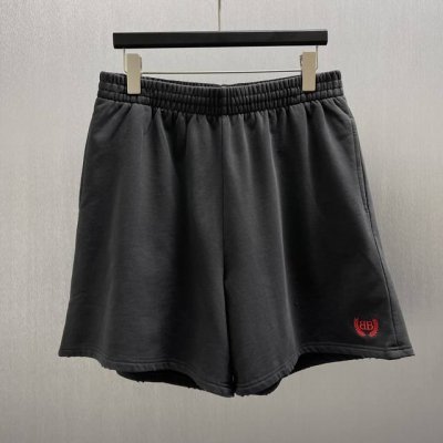 巴黎 赤焰双穗徽标黑短裤 Size : S-Xl 这条短裤整体为酷感黑色，采用舒适的面料，腰部配有松紧带设计，穿着自在无束缚。裤身简约大方，右侧点缀着红色的精致