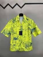 p260 louis Vuitton 路易2025 桑蚕丝 黄色 丝绸短袖 采用定制桑蚕丝面料 100%桑蚕丝 定制珠光纽扣 本款以细腻笔触描绘 Mon 图案