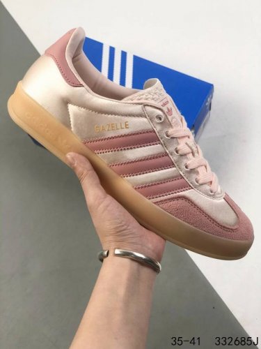 真标带半码 阿迪达斯Adidas Gazelle Indoor 三叶草休闲防滑耐磨低帮板鞋 鞋头出色设计 塑就出众贴合感 稳固的后跟贴合足部曲线设计 软弹舒适