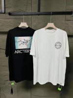 始祖鸟新款休闲款情侣款男女同款户外旅行 ，棉质短袖T恤，它来啦！该款短袖采用的面料是260克全棉双纱面料，棉质面料柔软耐磨，与此同时将鸟牌一贯的户外功能，持久性