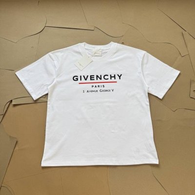 Givenchy纪梵希 Logo印花宽松圆领T恤 白色 不得不说Gvc家的衣服设计真的很棒 图案很有艺术感 这款T简直太酷了 好看又简约 绝绝子 小红书热门爆款