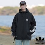 上新 巴黎世家三叶草联名 经典Logo印花防晒服情侣款夹克外套 夏日必备！ 胸前高清Logo印花 能性及实穿性极强 上身舒适 手感柔顺 干爽亲肤！轻薄防晒服！拒