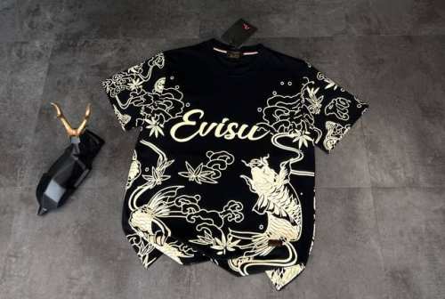新款短袖上新2025Ss夏季新品 福神Evisu 夏日潮流新宠！这件短袖简直是时尚与品质的完美融合。 面料选用的是优质棉质，柔软亲肤，透气性一流，夏天穿着舒适又
