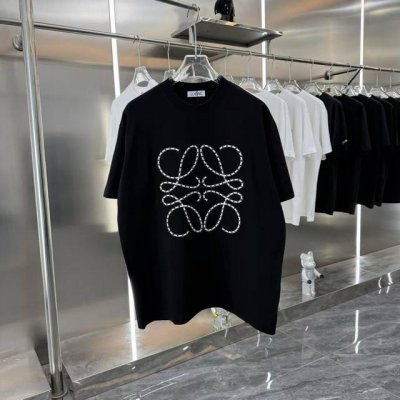 loewe罗意威2025Ss新款刺绣字母图案情侣休闲短袖T恤 最高版本！定制面料290克双纱！字母刺绣图案工艺设计！ 辅料：开模原版过鉴定领标 %真丝洗水标。正