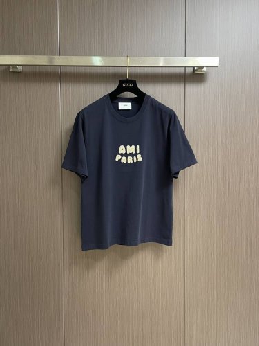 ami 早春新款贴标刺绣字母情侣装短袖T恤，情侣T恤甜蜜登场！纯棉面料上身超舒适，柔软亲肤，透气性佳，让你和爱人在温暖季节也能时刻保持清爽。经典的“Ami Pa