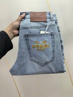 芬迪阔腿裤 2530春夏最新推出男士宽腿牛仔裤新品！重工水洗牛仔面料，定制面料和一般牛仔布料比起来，更加柔软舒适！超重工洗水工艺 双工艺洗水 整条裤子，手感舒适