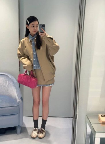 miumi* 25Ss春夏新款 咖色衬衫夹克外套丨独家Yb开发！高版出品！这款短夹克重新诠释标志款型系扣式府绸质感衬衫，背后纽扣细节玩转男装衬衫元素，昭示新意真