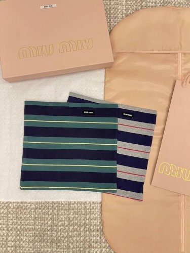 miumi’25Ss新品上线 复古撞色条纹刺绣字母抹胸上衣 Yb一比一开发 最好版本发售 复古时髦感十足的条纹元素 适配度特别高！！可以搭配任意下装 妥妥的辣妹