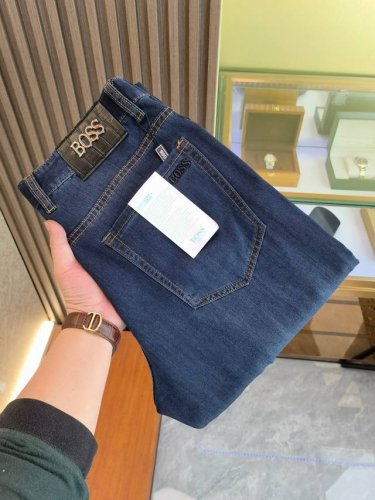Boss 新款来袭2680新春爆款新品 专柜有售 实体店极品牛仔裤专柜原版1:1好货，适合各个年龄段。市场最高版本的欧洲进口面料。舒适柔软亲肤，上身效果超级棒时