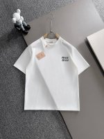 Miu Miu* 2025春夏款上新 原高版本 面料采用270克高密度纯棉 不变形 不缩水 工艺介绍：双线走位 胸前采用重工压膜印花后领压膜印花 颜色：白色 S