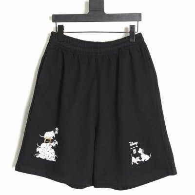 Givenchy 纪梵希 24Ss 斑点狗印花短裤 比较基础百搭的一个款式 采用380G的纯棉面料制作 带有标识性的印花工艺 整体版型偏大上身舒适 现货秒发中