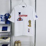 165 当天到货 现货现配 Louis Vuitton路易威登25Ss 驴家Lv经典联名Nba刺绣满身图案字母半袖T恤短袖 最高版本 原版面料 高版本 高品质