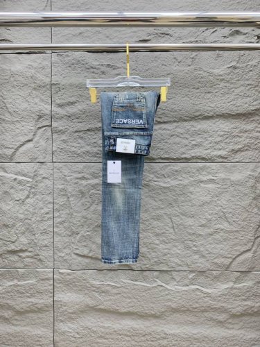 范思哲 新品 高端独家发售 25Ss四季款超燃炸街系列之最牛仔裤 独家隆重推出 原版定制高端品质面料 定制五金版型修身剪裁 面料带弹力 微弹上身舒适度超高 必爆