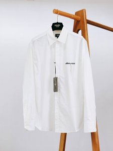 fendi 芬迪 2025Ss春夏新品 流苏绣花衬衫 棉质衬衫的面料是以棉纤维为主制成的 它具有柔软舒适 透气性好 吸湿性强等特点 棉质衬衫适合在春夏季节穿着