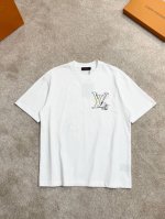 Lv 春夏新款首发专柜最新款短袖圆领T恤 高端订制 设计前卫时尚！品牌Logo重工艺设计刺绣。高端定制新疆棉 手感柔软.穿着舒适.专柜级别精致车线.做工精细.上