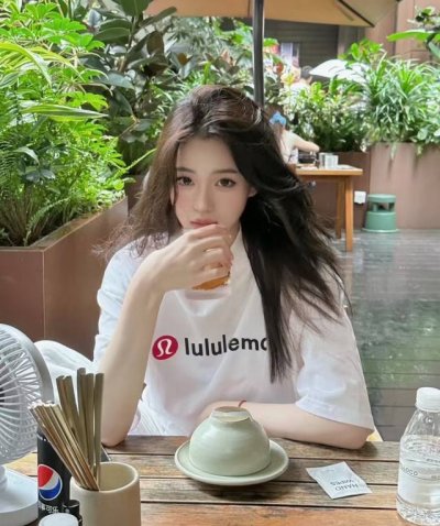 丶上新 Lulu圆领T恤 上身图 Lululemon 25Ss春夏新款 经典红标字母立体印花男女同款圆领纯棉短袖T恤 宽松版型，330G全棉精梳棉！ 颜色： 黑