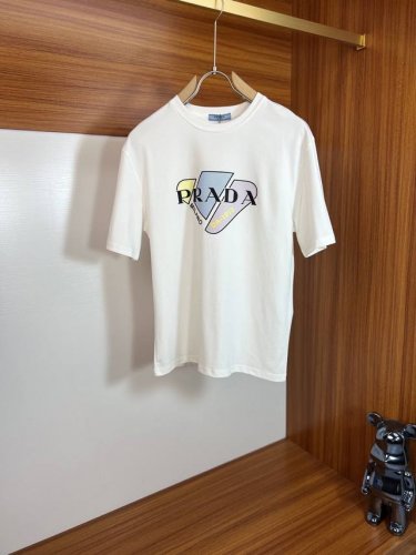 prada 普拉达 2025年春夏新品上新 三标齐全 丝光棉圆领短袖T恤 好货不用过多介绍 看细节 专柜码数：M-Xxxl 175 140建议L，