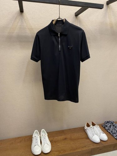 prada、新款经典三角标半拉链polo衫， 原版1:1开发，采用珠地棉面料精心打造，以全新运动风格呈现经典设计，款式新颖时尚。 尺码：M-2Xl