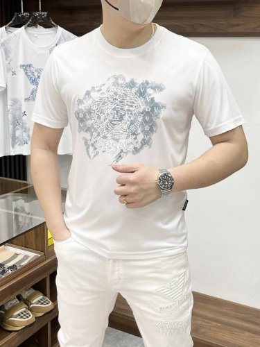 Versace 范思哲-2540Ss夏季新款 时尚大爆款圆领T恤 休闲时尚外穿 内搭必备款 舒适好看上身可见 定制进口高端丝光面料 手感细腻丝滑有质感 上身舒适