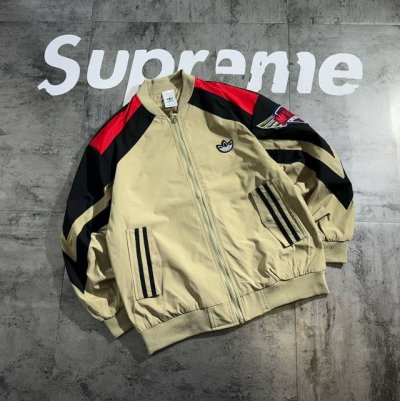 三叶草梭织拼接系列 贴布绣标 夹克情侣 版型立体 硬挺 上身效果非常好 原版品质 随意搓洗不褪色不起球 万针贴布绣技术 贴布绣超高密度刺绣 工整立体 清晰 饱满
