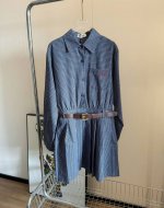 价格p： 品名：Mium*U 复古格纹刺绣衬衫腰带连衣裙 尺码：M.L 颜色：蓝格纹 又是被硬控的一天，优雅随性，腰间的风情，每一条还配送一根腰带。它都能让你轻