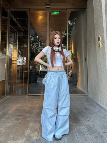 上新 Miu Mi* 缪缪 阔腿系列长裤 时髦好穿度爆棚的行走的工装裤 风格百搭 不旦颜色美，质感也敲好！复古又时尚 颜色：天蓝色 宝蓝色 白色 码数：Sml