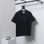 p180 Gucci/古驰 25Ss 立体浮雕压花字母Logo短袖T恤 采用16S麻棉克重230G ，搭配32S双纱1×1螺纹，面料螺纹同缸定染。 胸前搭配Lo
