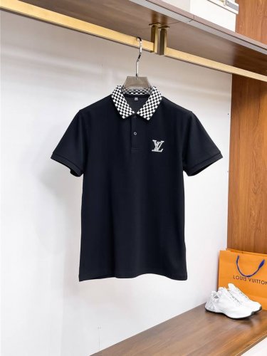 Lv 2025Ss夏季新款字母Logo男士翻领polo衫！经典商务男款，高端男装的天花板级别的商务男款！简约时尚大气不失优雅，单穿内搭体面过人，品质控 细节控的
